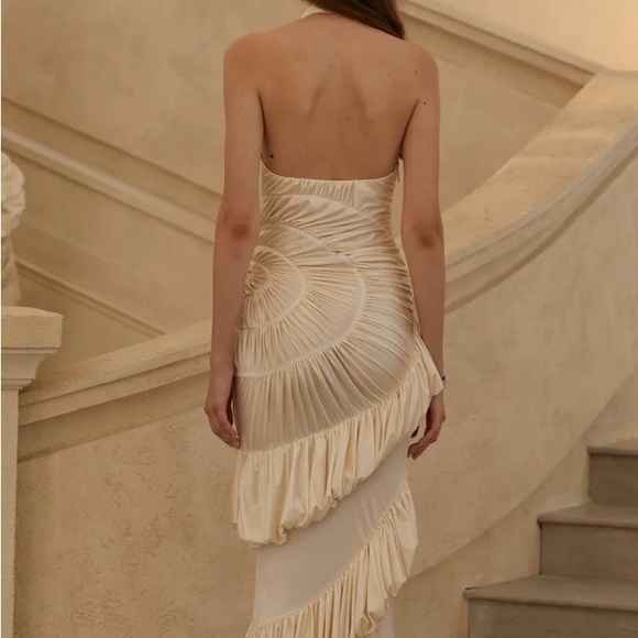 Elegant Cream Halter Dress - Picture 4 of 4
